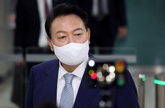 윤석열 대통령이 7일 서울 용산 대통령실 청사로 출근하며 취재진의 질문에 답하고 있다.  연합뉴스